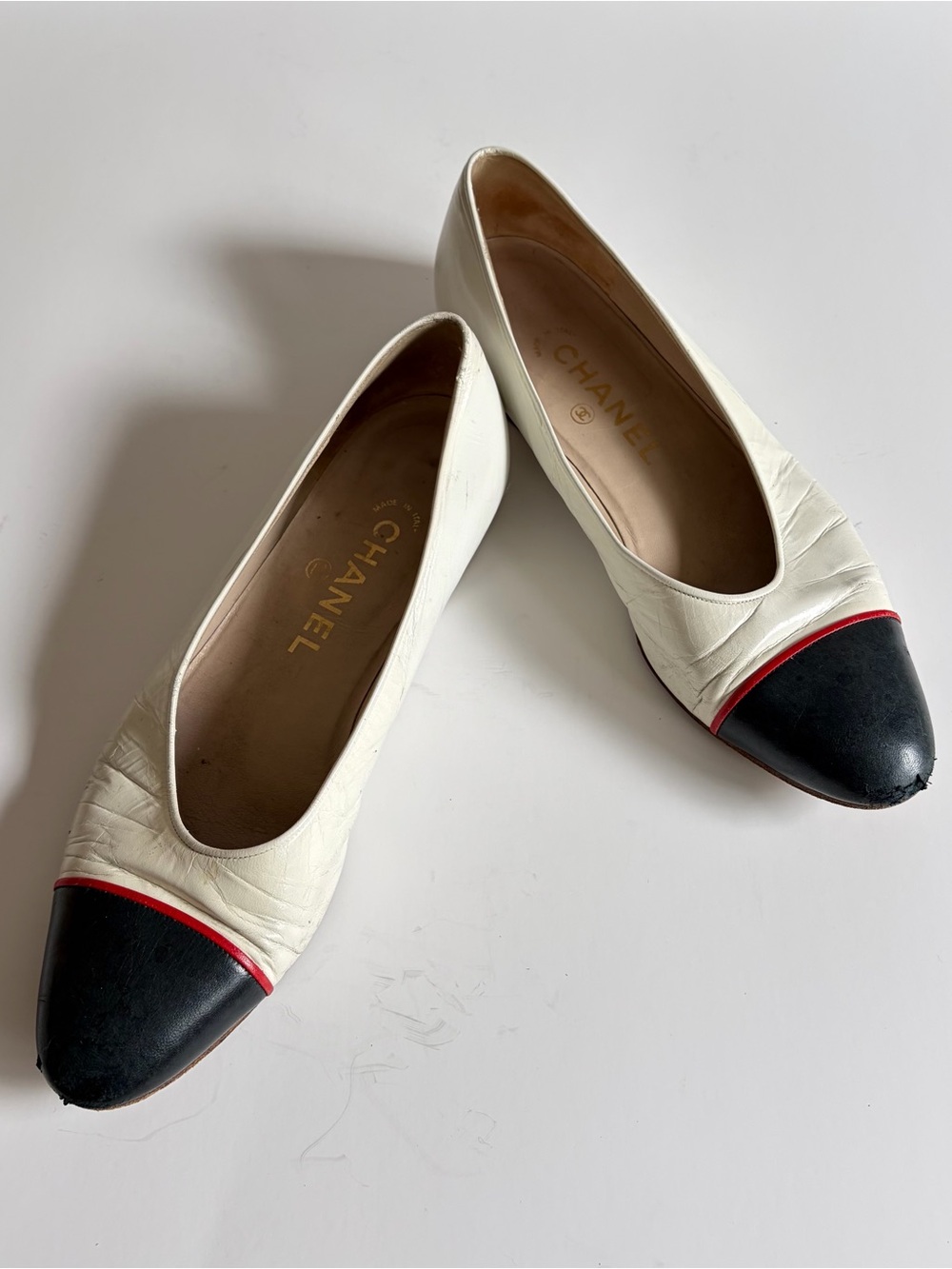 CHANEL Vintage White Leather Ballet Flats with Navy Cap Toe and Red Trim